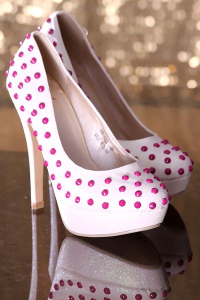 Scarpin Glitter branco com tachas fucsia