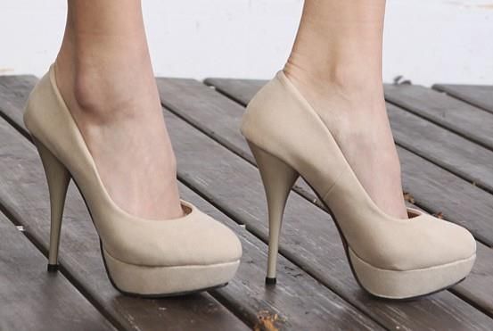 Scarpin Nude com sola vermelha